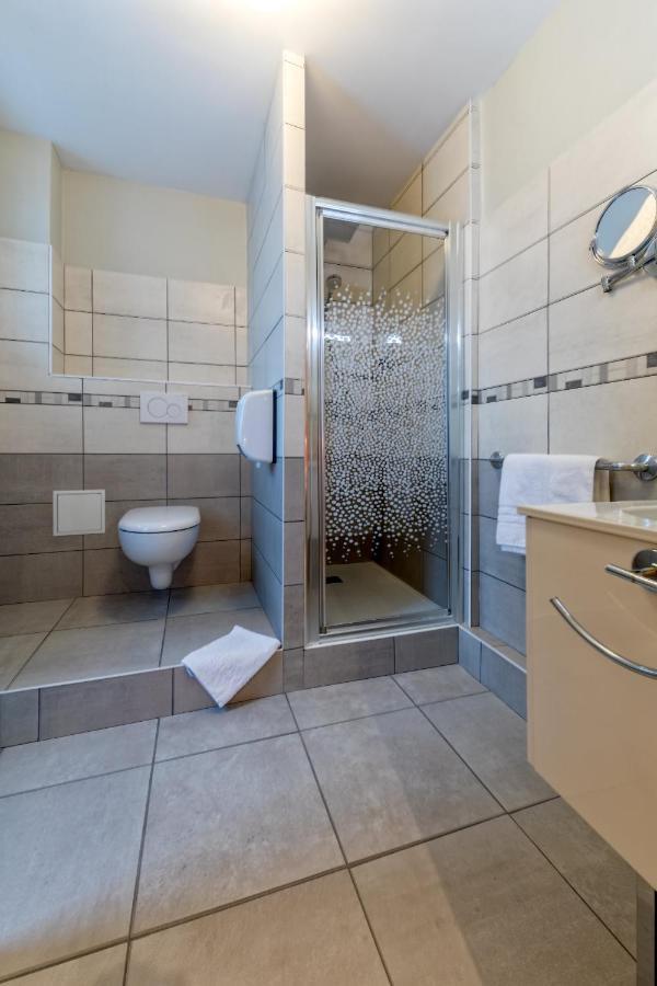 La Commanderie De Champarey Hotell Bourgoin-Jallieu Exteriör bild